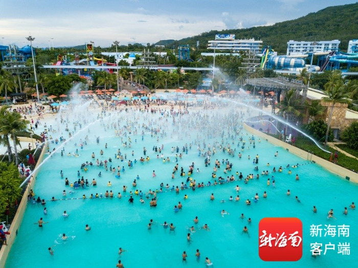 游客在海南海洋欢乐世界度假区游玩。海南海洋欢乐世界度假区供图