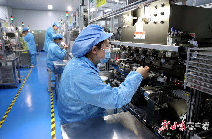 甘肃康视丽隐形眼镜有限公司生产基地，工人在生产线上操作精密设备。 新甘肃·甘肃日报记者 高樯 摄