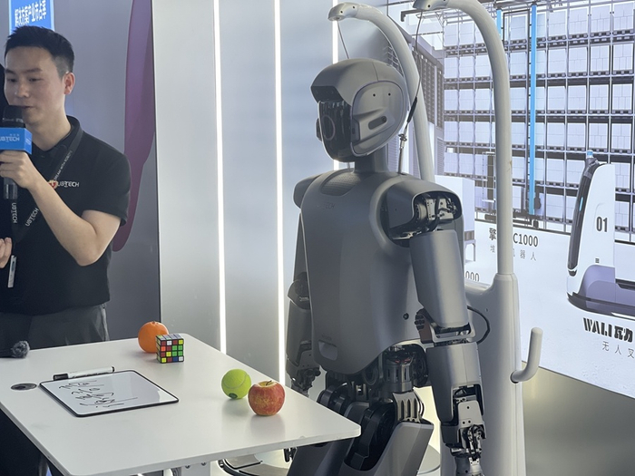 展厅中的机器人与访客互动。新华网 于杨 摄