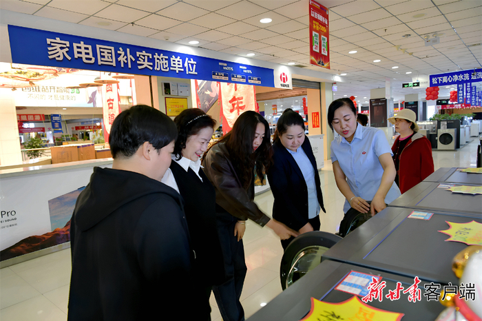 武威市民在选购洗衣机。新甘肃·甘肃日报记者 金奉乾摄