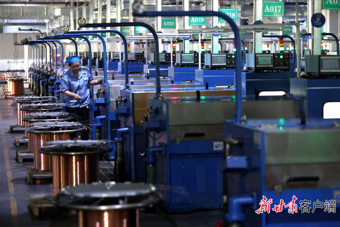 长通公司微细电磁线车间里，工人正在忙碌。 新甘肃·甘肃日报记者 高樯 摄