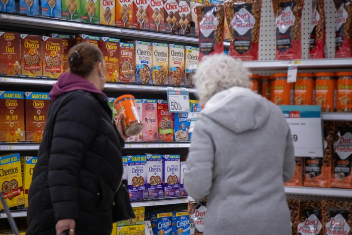  3月28日，顾客在美国纽约市一家超市选购杂货。新华社发（郭克摄）