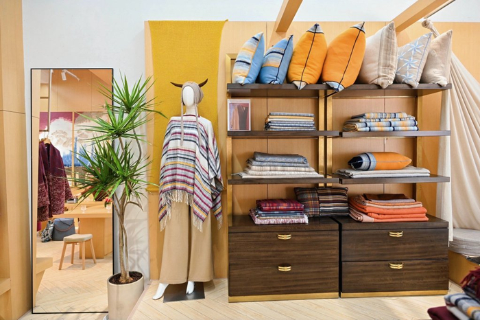 曾受邀走进巴黎时装周等世界舞台的沙涓工厂店。金山区供图