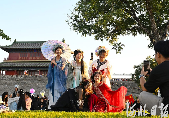 游客在正定古城游玩。（资料片）河北日报记者史晟全摄