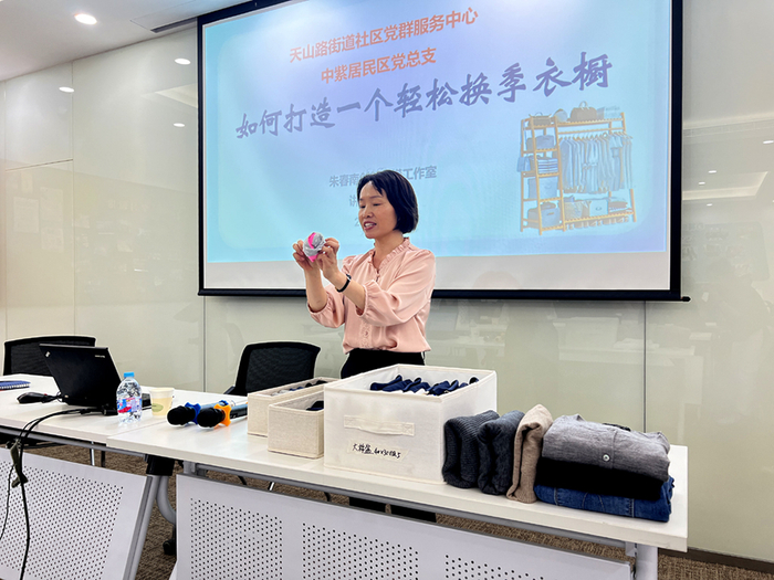 朱春南给家政人员做培训。受访者供图