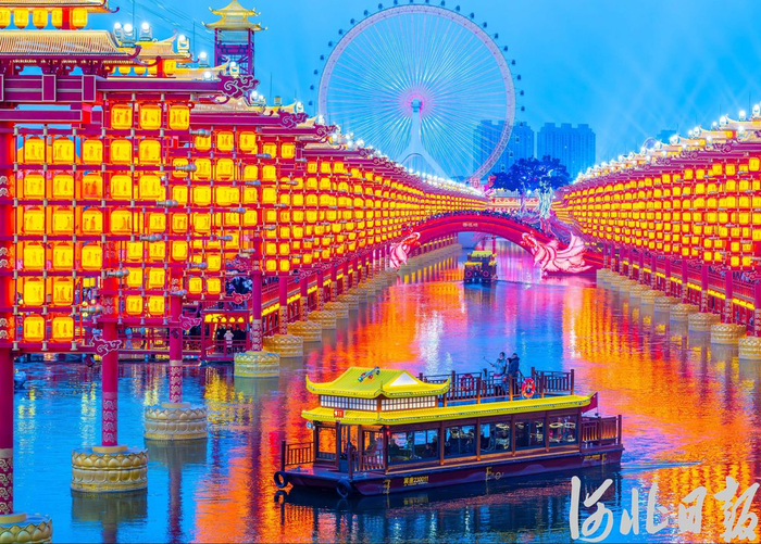 1月29日，游客乘船夜游唐山河头老街景区。（资料片）河北日报记者赵杰摄