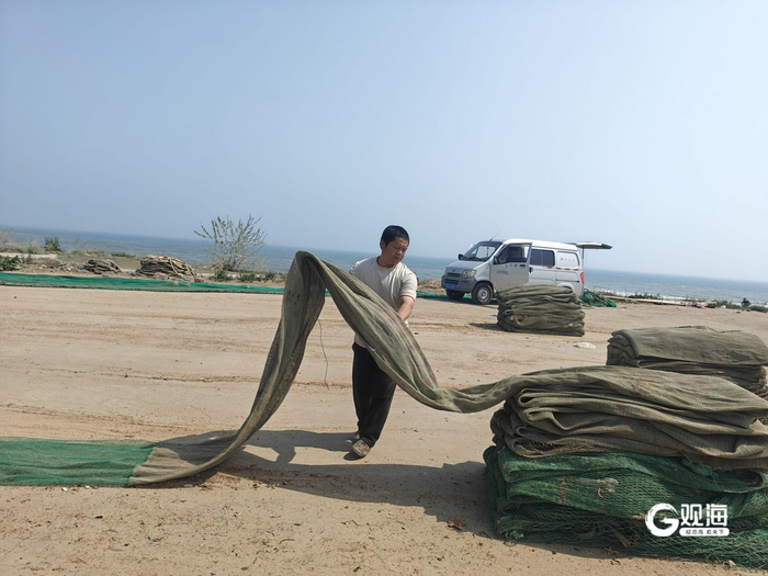 渔民正在折叠渔网。