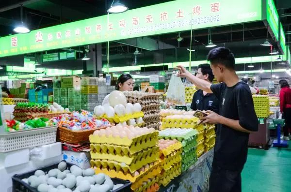 宁波农副肉禽蛋批发市场的蛋类销售红火。王艺萱/摄
