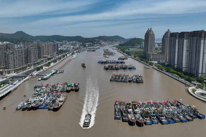 4月29日，舟山市普陀区沈家门渔港里船只往来穿行，大批渔船归港准备进入伏季休渔期。