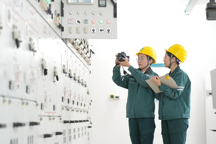 国网山东省电力公司青岛供电公司变电运维中心五级职员兼南区变电集控站站长孙晓兰（左一）