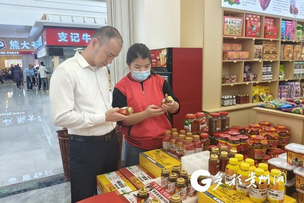 旅客在农特产品区挑选商品