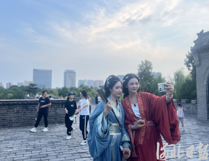 游客身穿战国袍在邯郸市丛台公园拍照打卡。河北日报记者贾楠摄