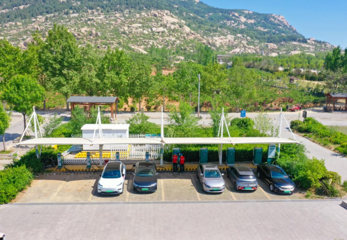 国网济宁供电公司员工对峄山风景区充电站设备进行巡视检查