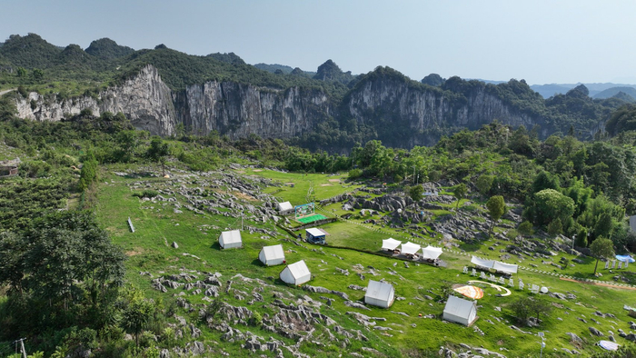 在直升机上俯瞰兴文石海景区。 罗顺 摄