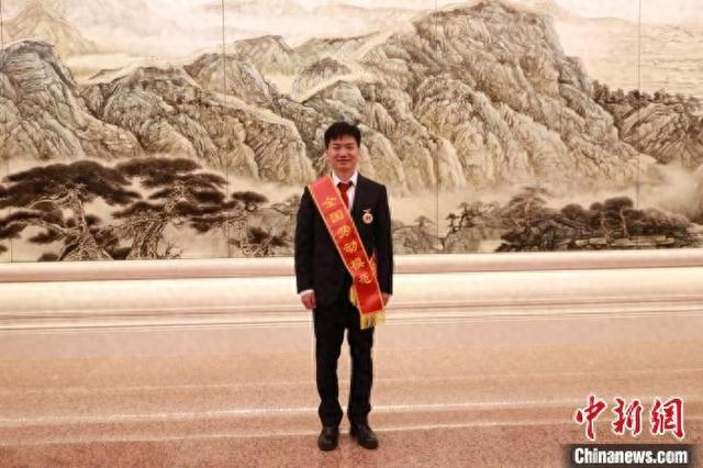余亮获评“全国劳动模范”。余杭区委宣传部 供图