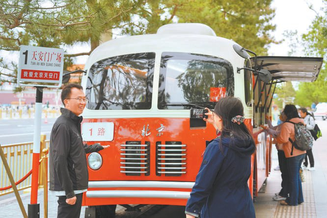 昨天，游客和“公交款”便民服务车合影。 本报记者 安旭东摄