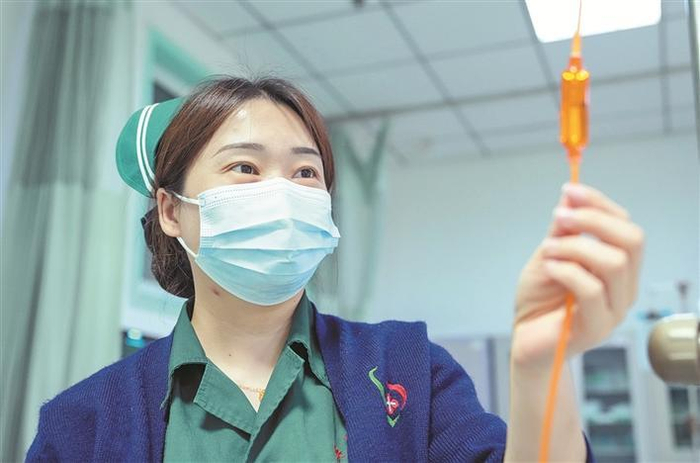     4月26日，兵团医院急诊科护士在查看患者输液情况。    兵团日报全媒体记者  陈洋  摄