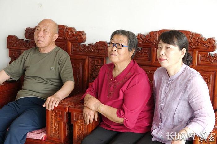 蔡旭哲的父母、姐姐观看神舟十九号乘组返航直播报道。长城网·冀云客户端见习记者 张正阳 摄