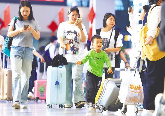 4月30日，旅客在武汉站候车室等待检票。    （湖北日报全媒记者 柯皓 摄）