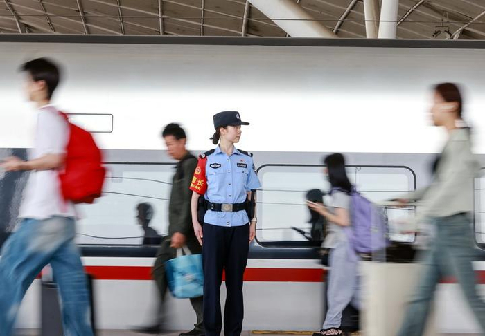 4月30日，女乘警在武汉站站台巡视安全。新华社发（赵军摄）