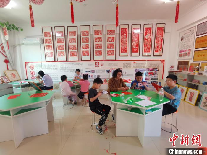 　　图为孩子们在剪纸工作室学习剪纸技艺。安丘市委宣传部供图