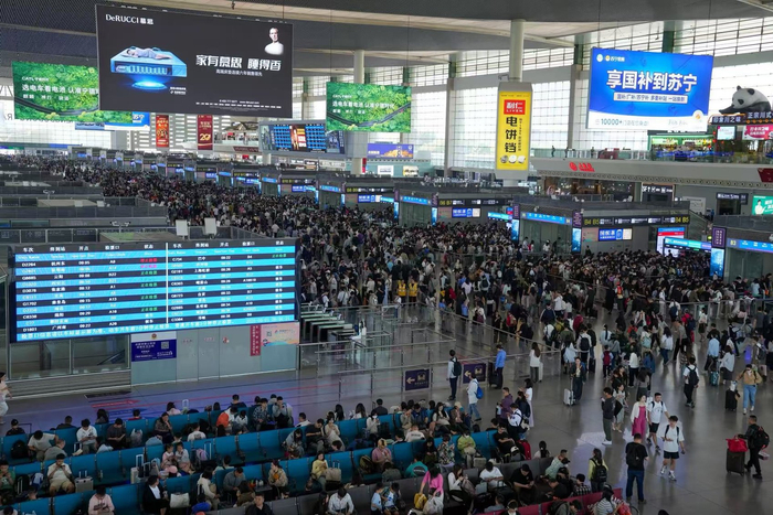5月1日，铁路成都车站迎来客流高峰。