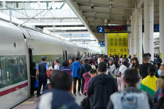 5月1日，铁路成都车站迎来客流高峰。