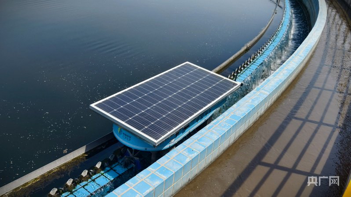 二沉池光伏刷池机器人在清理藻类（央广网记者  郝振青  摄）