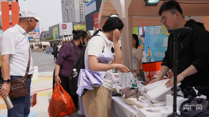 市民游客在展位前咨询了解产品（央广网见习记者  吕倩媛  摄）