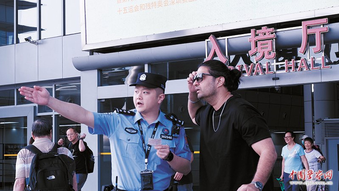 4月30日，深圳出入境边防检查总站深圳湾边检站民警为入境旅客提供指引帮助。谷玉漫 摄