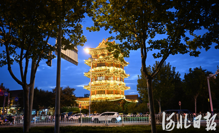 夜幕下的清风楼。（资料片）河北日报记者张昊摄