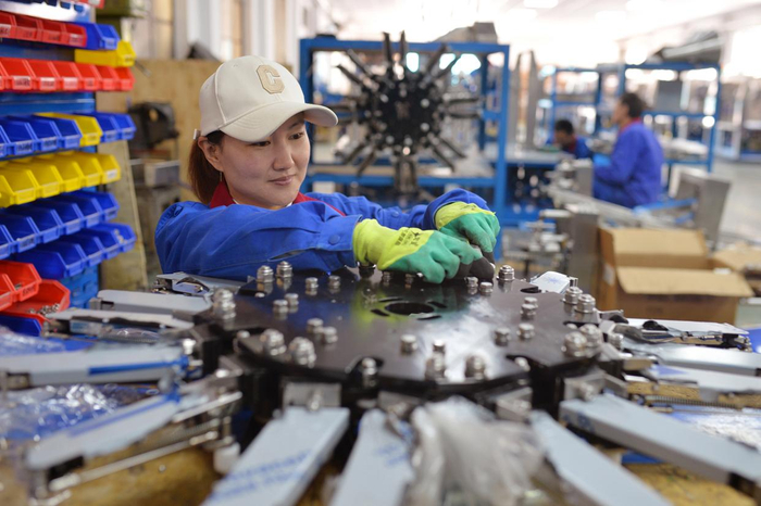 3月30日，在山东省青岛市城阳区夏庄街道青岛义龙装备制造股份有限公司生产车间内，工人在组装包装机。新华社发（王海滨摄）