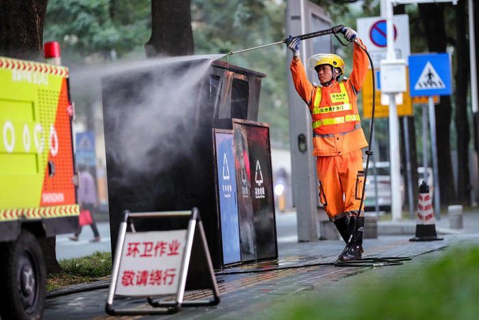 1月1日清晨，环卫工人在深圳市龙岗区一处街区清洁垃圾箱。新华社发（黄志摄）