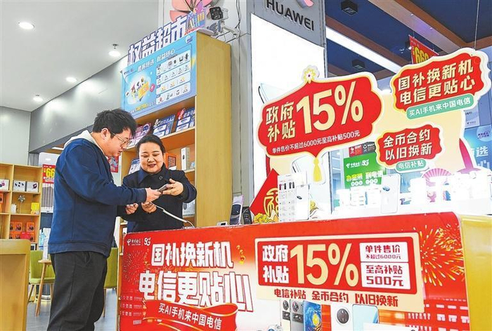     市民在天水市秦州区家电和手机卖场选购商品。 新甘肃·甘肃日报通讯员 孙镇