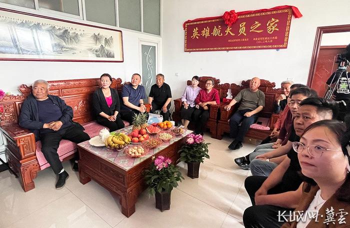 蔡旭哲的亲友们一起观看直播。长城网·冀云客户端记者 李珊珊 摄