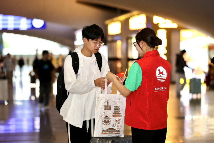 志愿者在武汉站为游客送上文旅大礼包