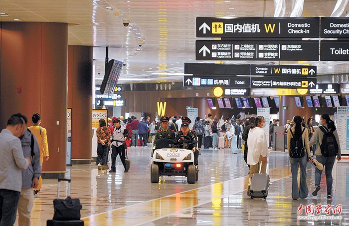 4月29日，首都机场公安局民警在航站楼内巡逻。王金鑫 摄