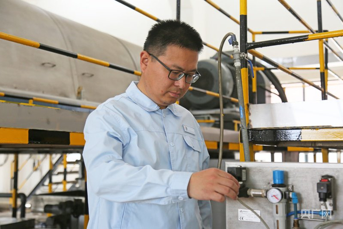 和笑天在检查污泥浓缩机油路（央广网发  刘劲廷  摄）