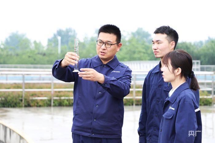 和笑天带领团队成员观察二沉池出水水质情况（央广网发  王温浩  摄）