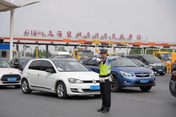 浦东交警在G1503高东收费站指挥。上海市公安局 供图