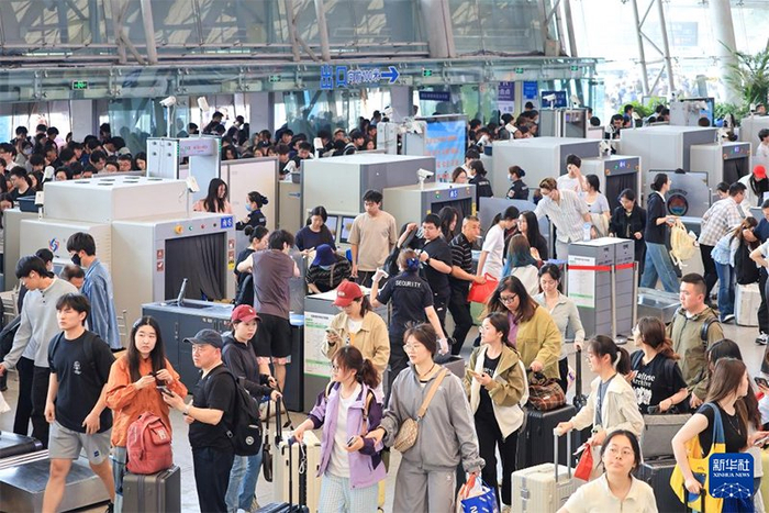 4月30日，旅客在南京火车站进站候车。新华社发（苏阳 摄）