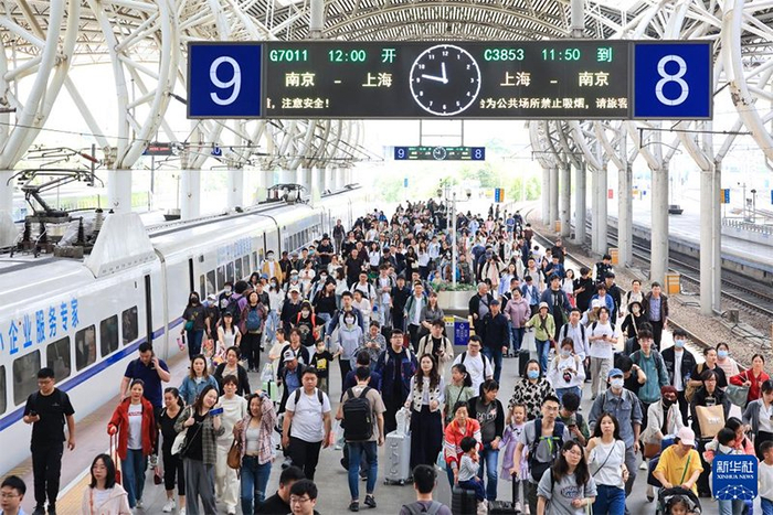 4月30日，旅客在南京火车站下车出站。新华社发（苏阳 摄）