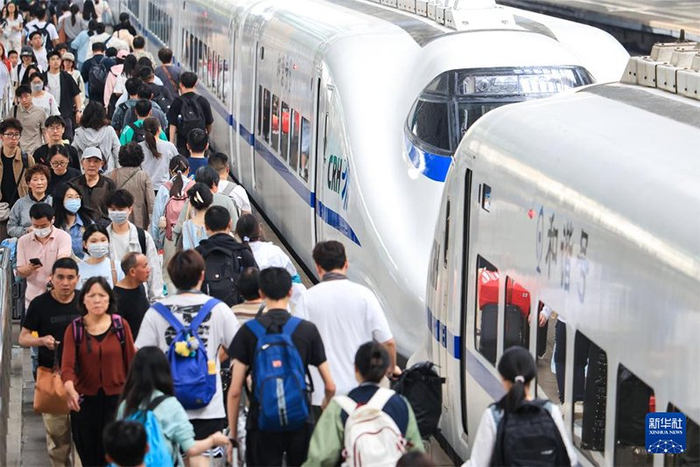 4月30日，旅客在南京火车站乘车出行。新华社发（苏阳 摄）