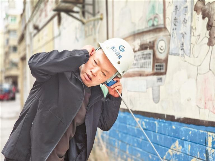 岳荣强到小区开展供水管道探漏。 李艳 摄