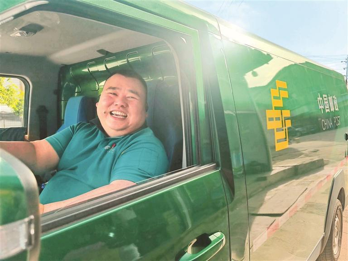 开着邮车的刘俊。 韩静桦 摄