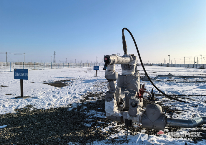 2024年11月26日，新疆吉木萨尔国家级陆相页岩油示范区年产突破100万吨。天山网-新疆日报记者于江艳 摄