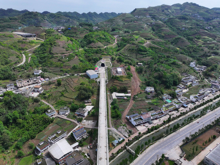 渝昆高铁马鞍山隧道顺利贯通
