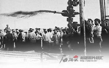 1955年10月29日，克拉玛依一号井喷出工业油流。新疆油田供图