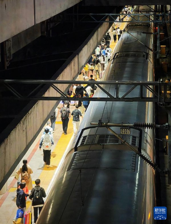 4月30日，旅客在北京西站进站乘车。新华社记者 邢广利 摄