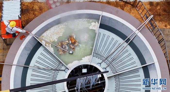 直径7米的“文山第一碗”正在熬制米线汤底（4月28日摄）。新华网发（熊平祥 摄）